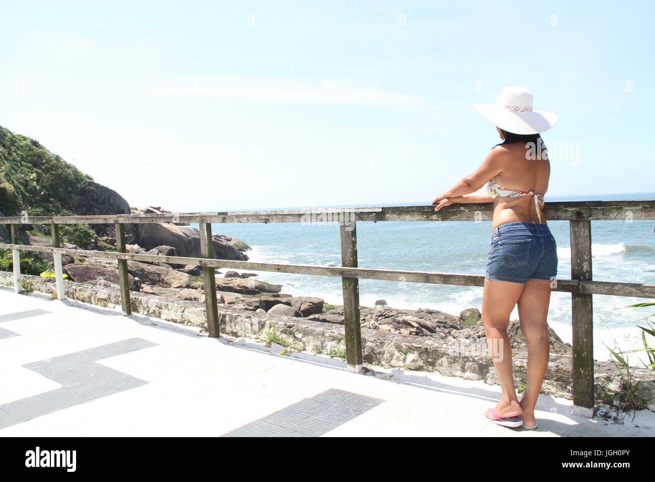 Frau, zurück, Mirante Galheta 2016 Guaruja, São Paulo, Brasilien. Stockfoto