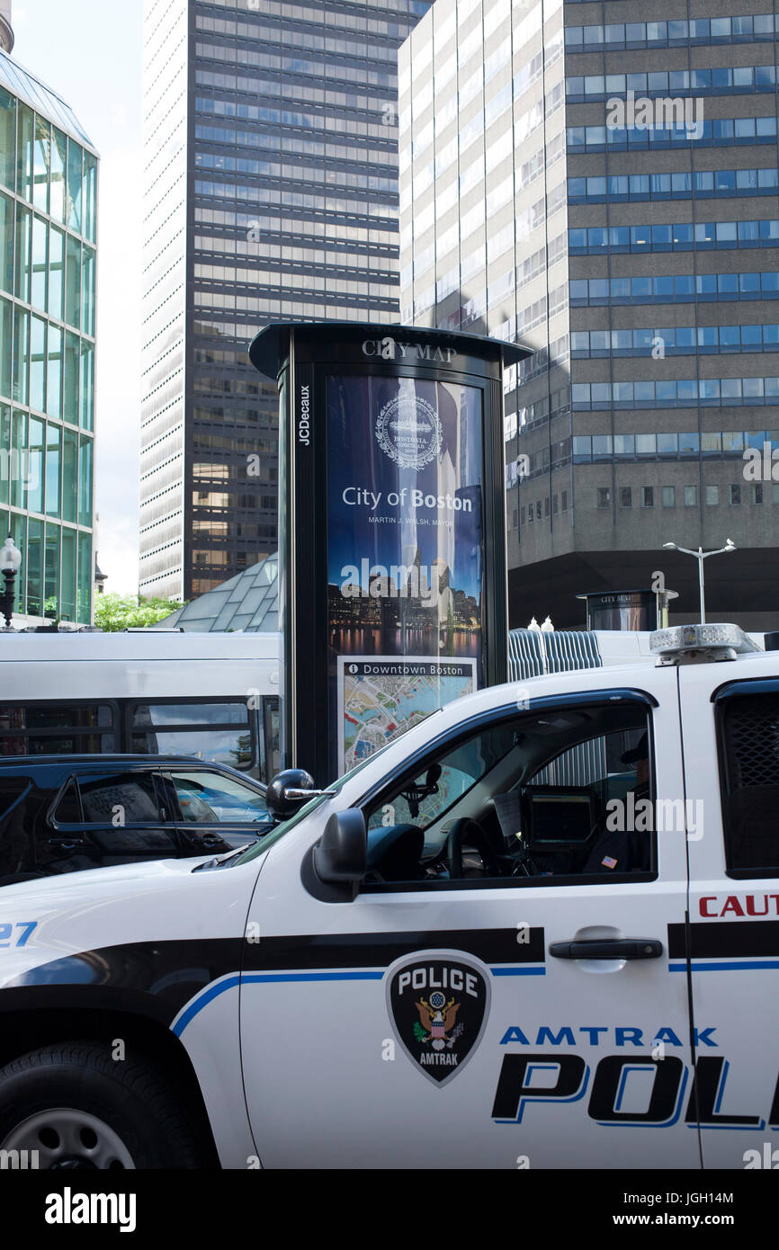 Ein Amtrack Polizeiauto parkt vor Bostons South Station Bahnhof. Stockfoto