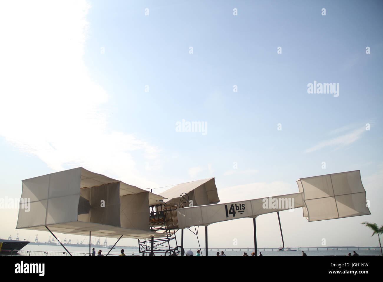 Flugzeug 14 BIZ, das Museum der Zukunft, 2016, Plaza Maua, Rio De Janeiro, Brasilien. Stockfoto