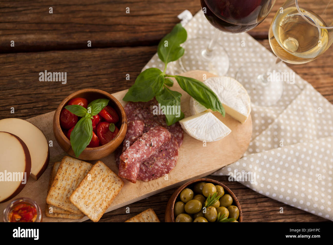 Draufsicht der Cracker mit Oliven und Fleisch Käse auf Tisch Stockfoto
