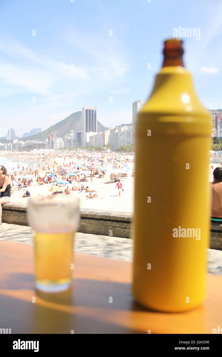 Flasche, Bier, Glas, Leme Strand, 2016; Leme; Rio De Janeiro, Brasilien. Stockfoto