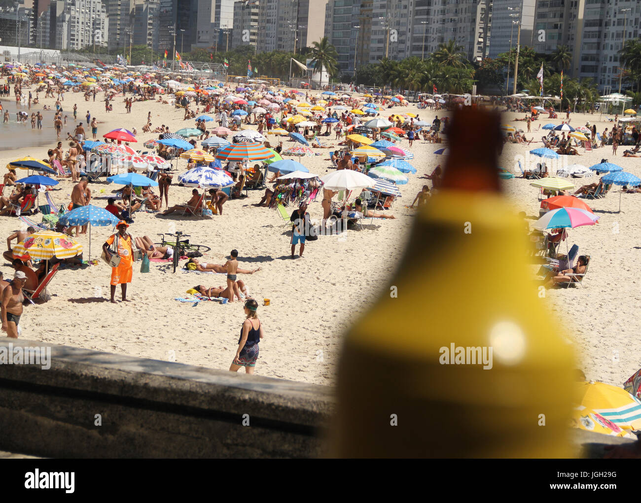Flasche, Bier, Glas, Leme Strand, 2016; Leme; Rio De Janeiro, Brasilien. Stockfoto