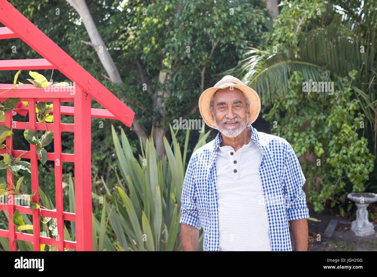 Porträt von senior Mann durch metallische Struktur in Hof Stockfoto