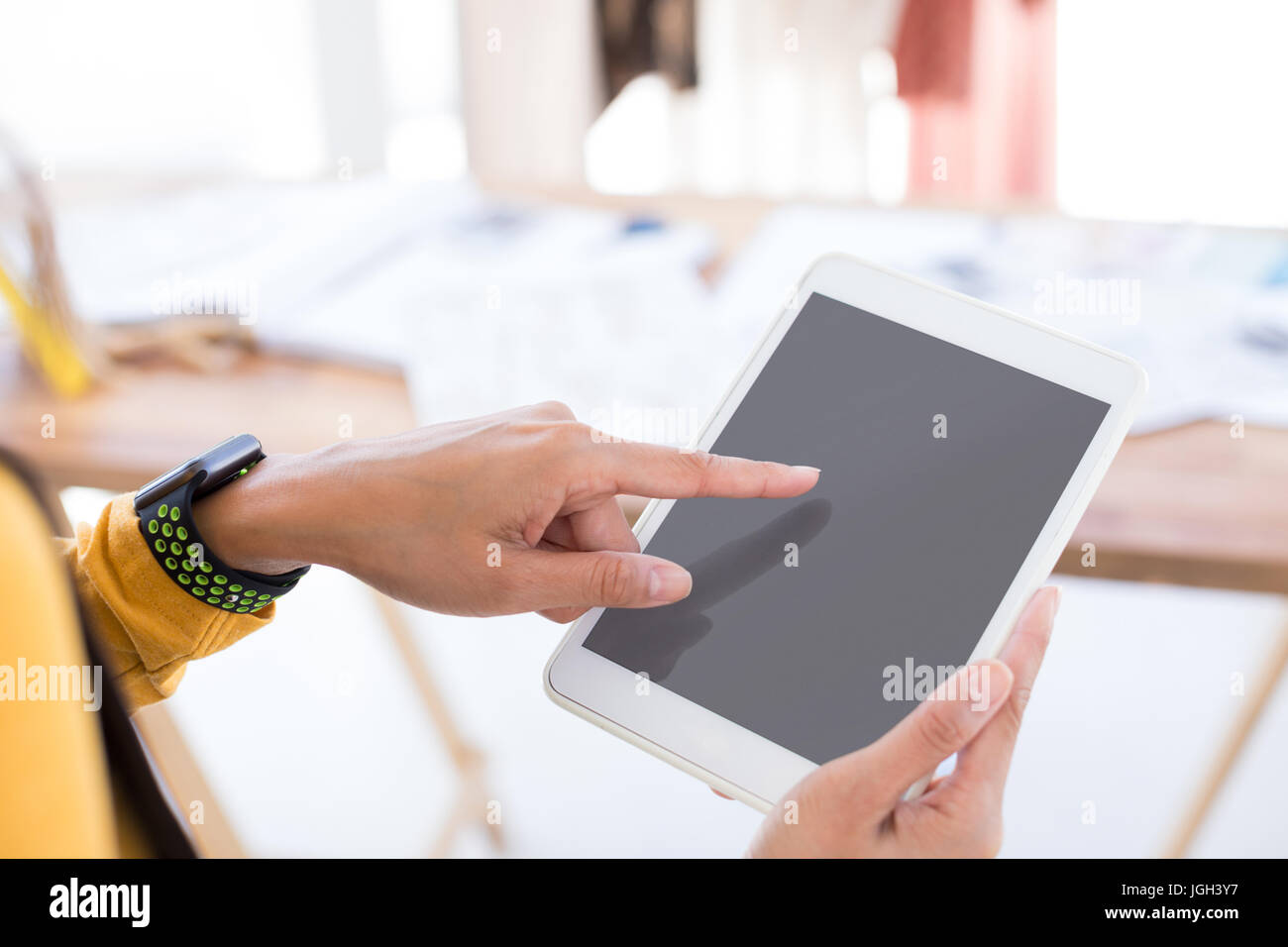 Mittelteil des Modedesigners mit digital-Tablette in office Stockfoto