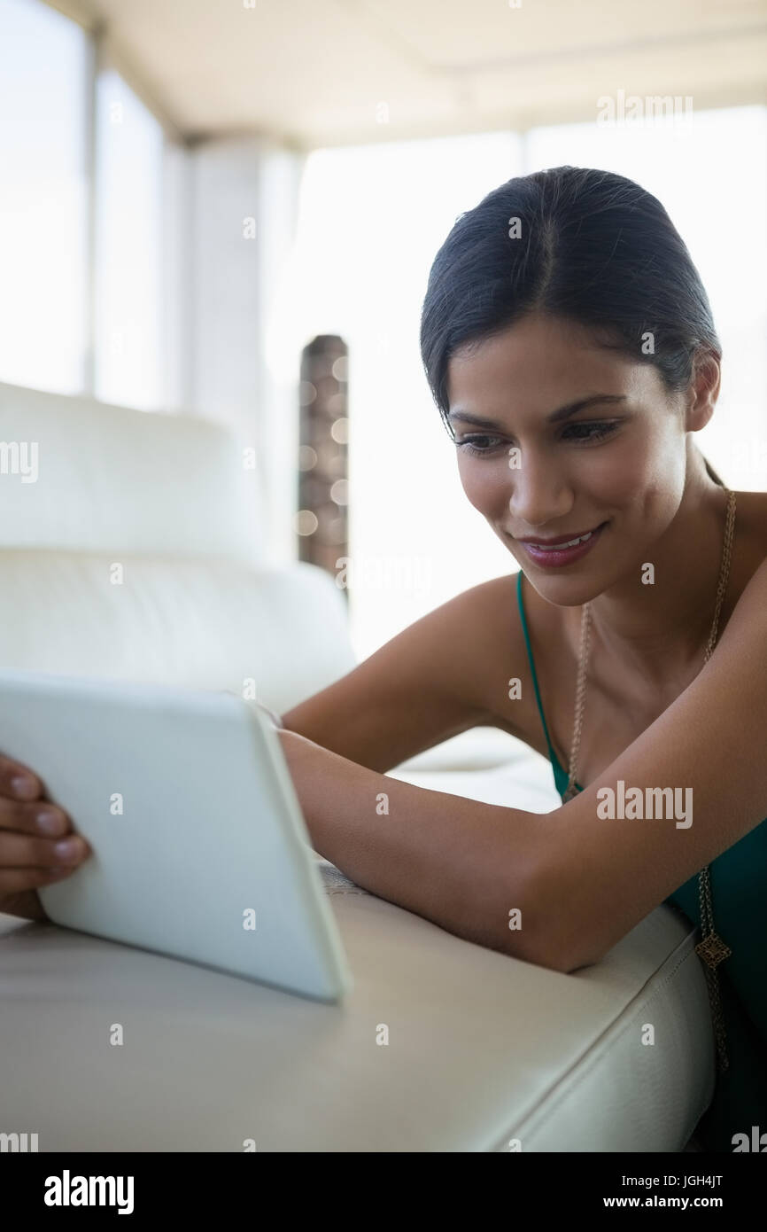 Frau mit digital-Tablette auf Sofa im Büro Stockfoto