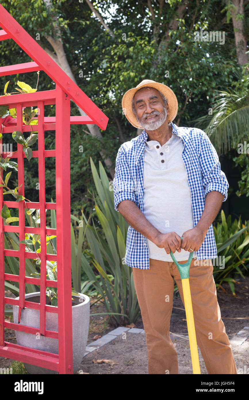 Porträt des Mannes halten Ausrüstung stehen im Hof Stockfoto
