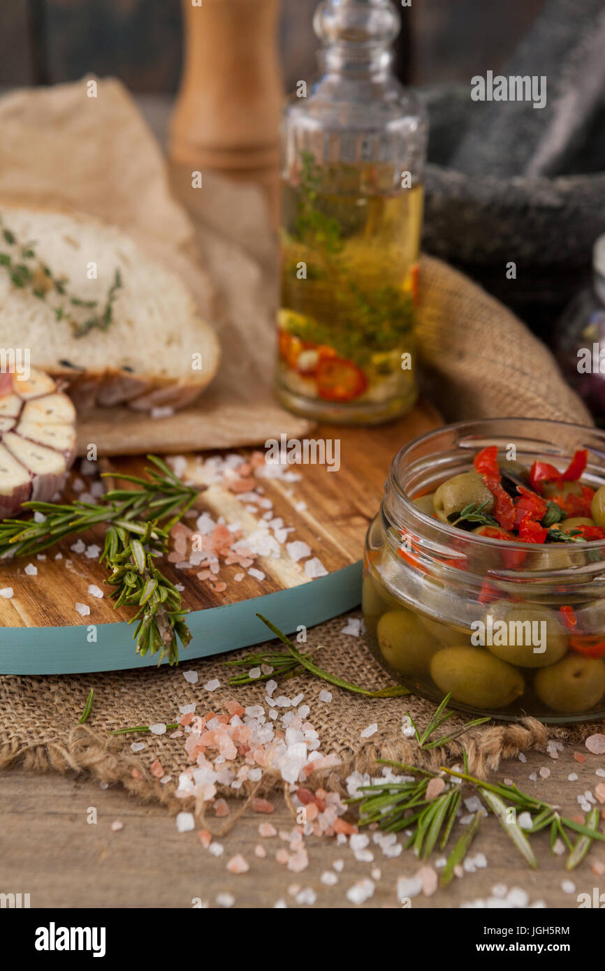 Gewürze und Kräuter von Oliven in Container am Tisch Stockfoto
