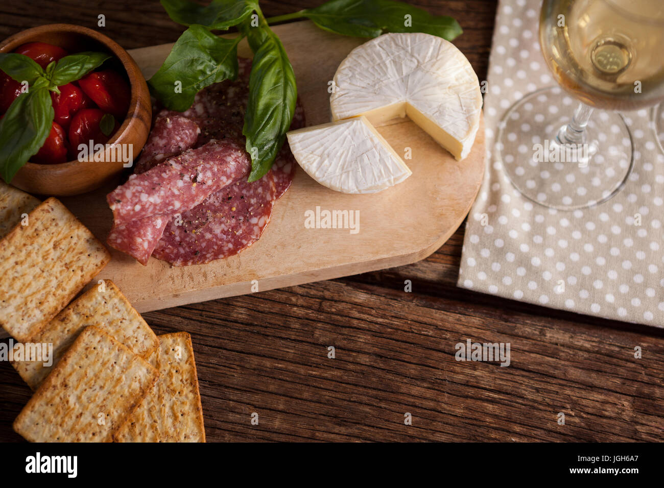 Hohen Winkel Käse mit Fleisch und Weinglas auf Tisch Stockfoto