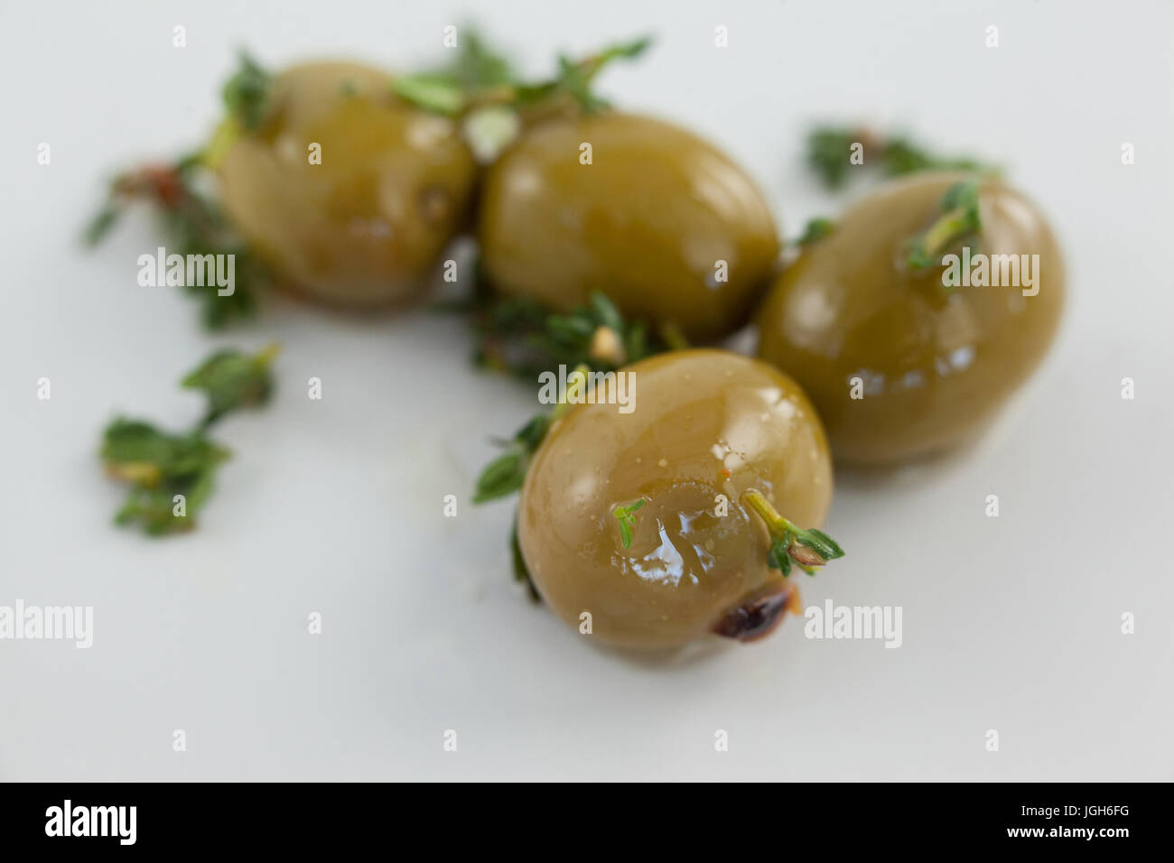 Nahaufnahme von grünen Oliven mit Kräutern Stockfoto