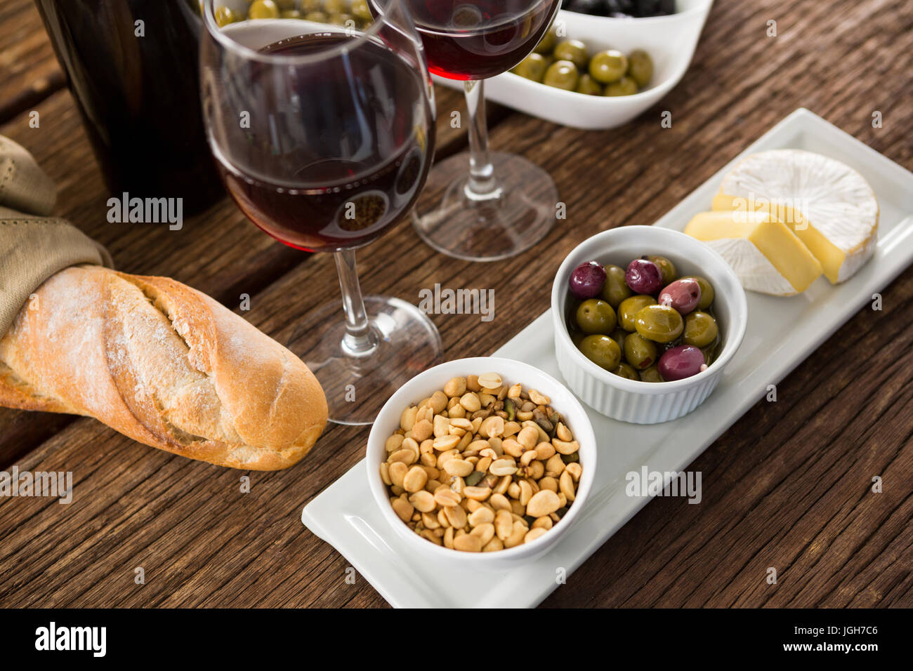 Marinierte Oliven mit Gläser Wein am Tisch in Nahaufnahme Stockfoto