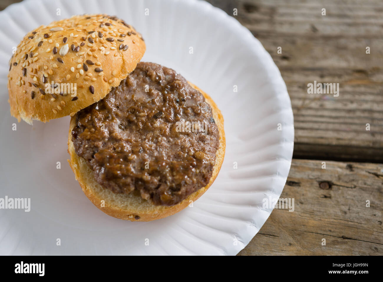 Erhöhte Ansicht des Hamburger in Platte auf Tisch Stockfoto