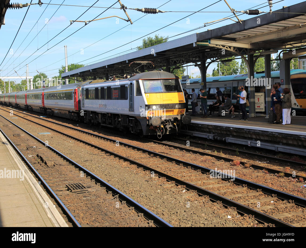 Mehr Anglia, British Rail Class 90 elektrische Lokomotive Bahnsteig