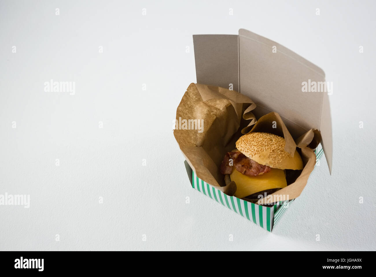 Erhöhte Ansicht der Burger mit Käse und Fleisch in Feld auf Tisch Stockfoto