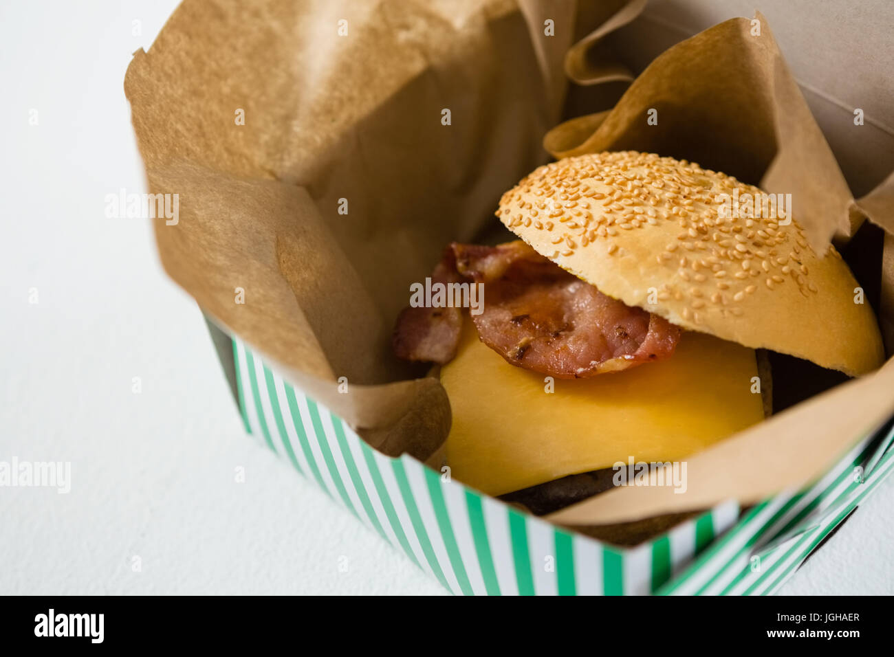 Nahaufnahme von Burger mit Käse und Fleisch in box Stockfoto