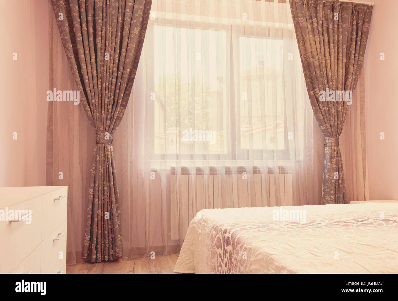 Lange dunkle Luxus Gardinen und Tüll-Gardinen, Gardinen auf ein Fenster im  Schlafzimmer. Interior Design-Konzept. Vintage-Tönung, Foto-filter  Stockfotografie - Alamy