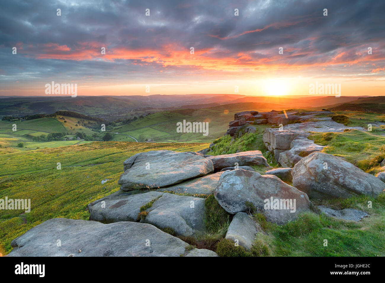 Atemberaubenden Sonnenuntergang über Higger Tor im Peak District National Park in der Nähe von Sheffield Stockfoto