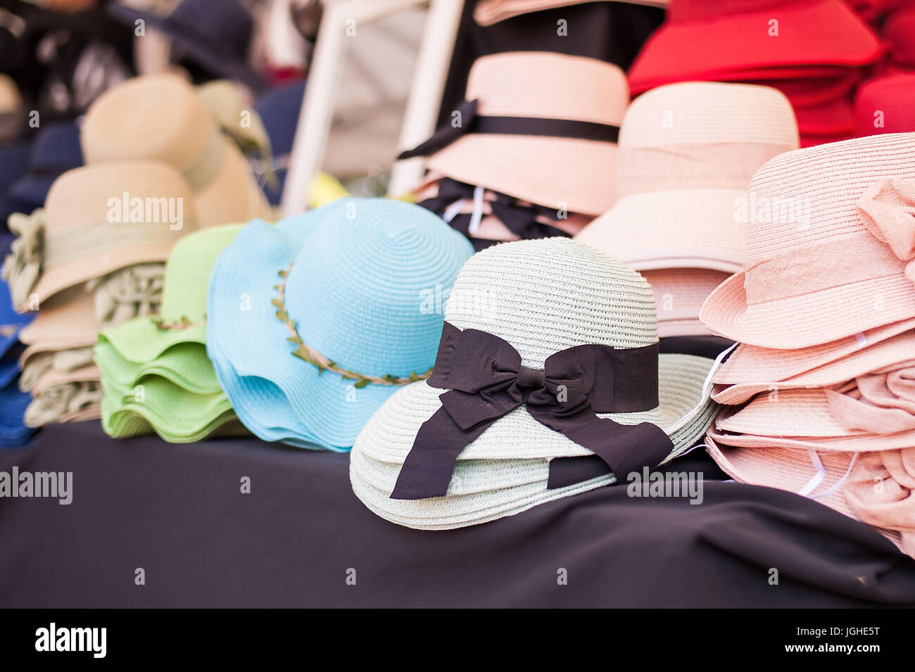 Damen Sommer Mützen und Schals auf dem Straßenmarkt Stockfoto