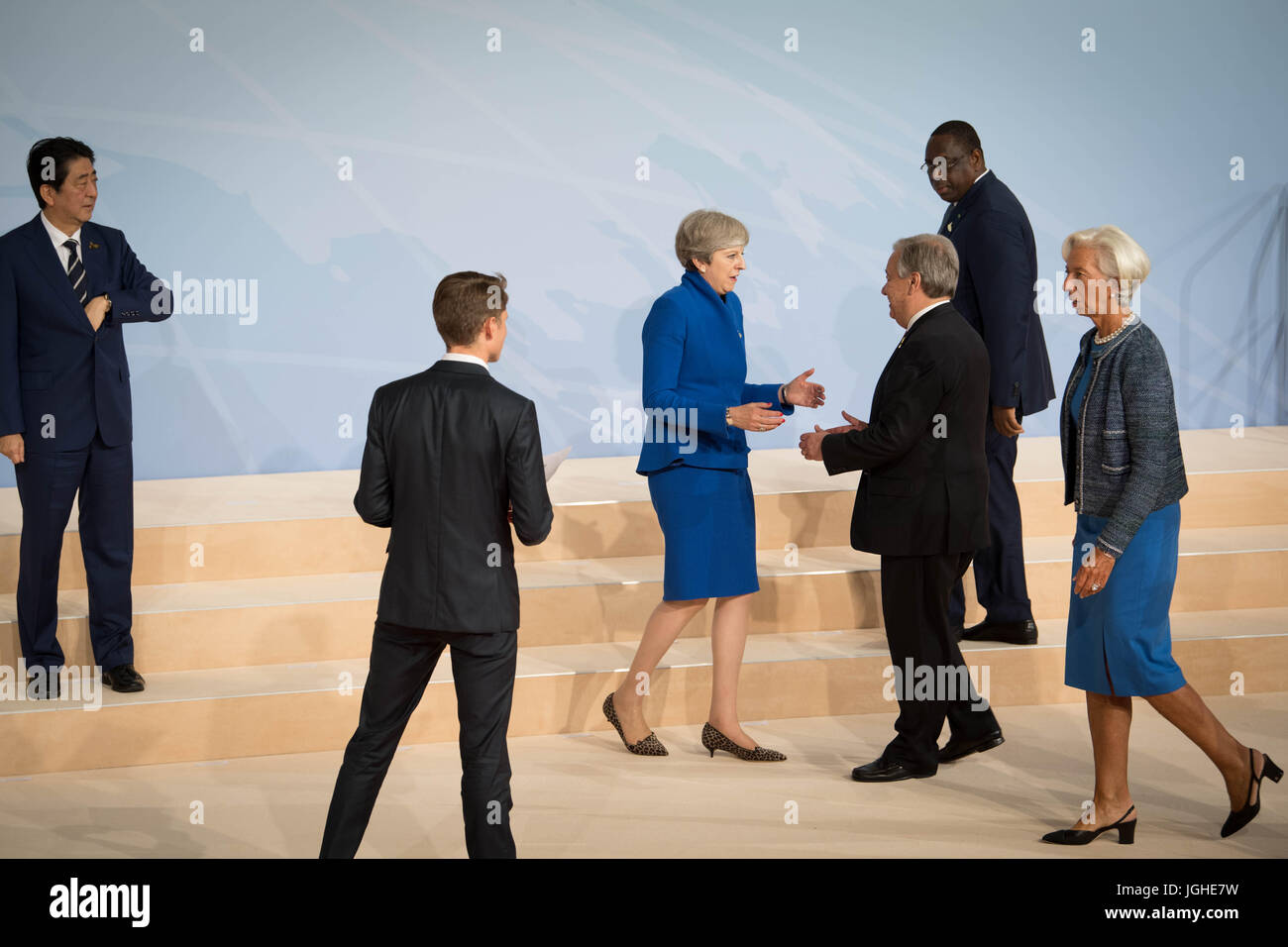 Premierminister Theresa Mai begrüßt UN-Generalsekretär Antonio Guterres als Weltmarktführer für ein Familienfoto während des G20-Gipfels in Hamburg zu sammeln. Stockfoto