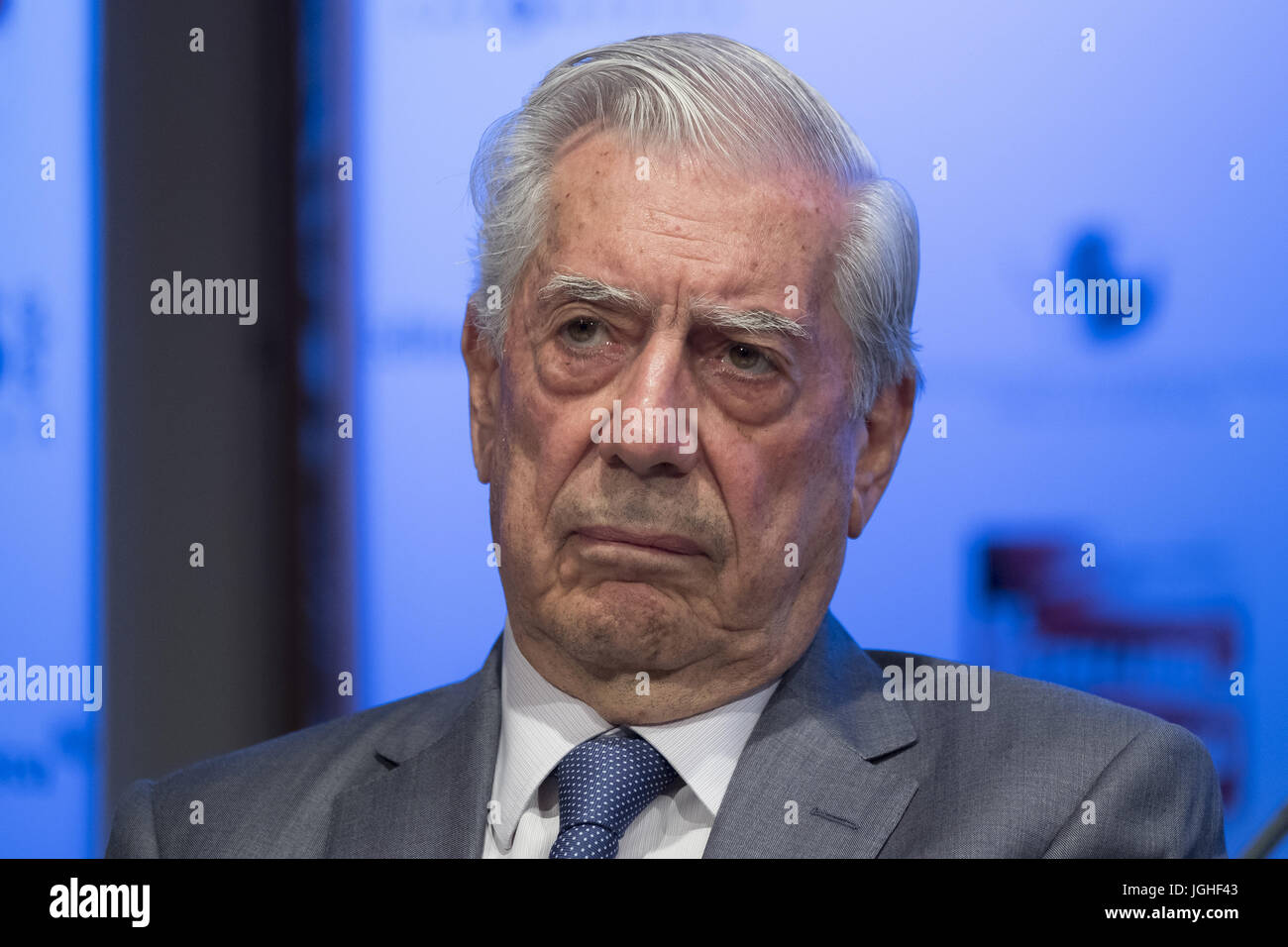 Mario Vargas Llosa und sein Sohn, Álvaro Vargas Llosa, stellen während der Präsentation der kollektiven Arbeit "El Estallido del Populismo" in Madrid, Spanien.  Mitwirkende: Mario Vargas Llosa wo: Madrid, Madrid, Deutschland bei: Kredit-6. Juni 2017: Oscar Gonzalez/WENN.com Stockfoto