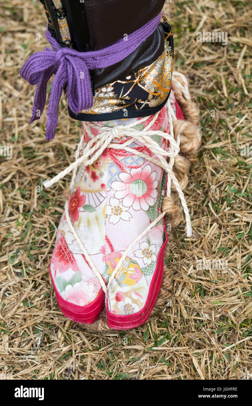 Japan, Tatsuno. April-Festival. Nahaufnahme eines Samurai Schuhe, Stroh  Sandale, Waraji Stockfotografie - Alamy