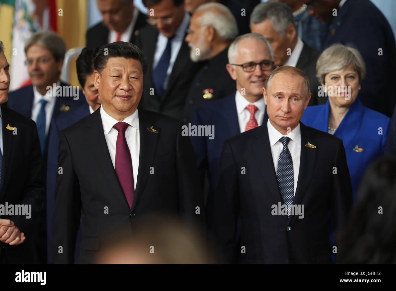 Der russische Präsident Vladimir Putin (rechts) und der chinesische Präsident Xi Jingping (links) verlassen nach ein Familienfoto mit anderen Führern der Welt während des G20-Gipfels in Hamburg. Stockfoto