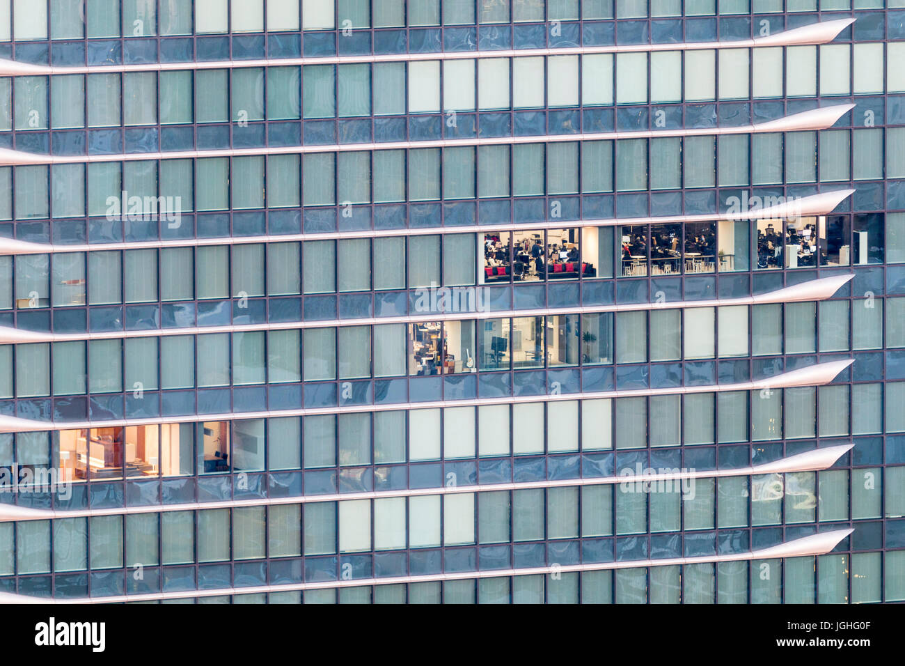 Japan, Osaka. Umeda Sky Building, Ansicht von oben. Nahaufnahme von Bürogebäude und in die Fenster, die in der Dämmerung leuchtet Suchen Stockfoto