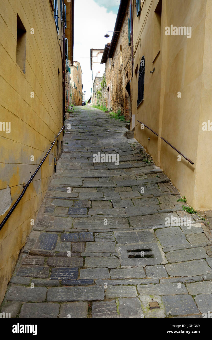 Steilen Fußweg zwischen Häusern, Montalcino, Toskana Stockfoto