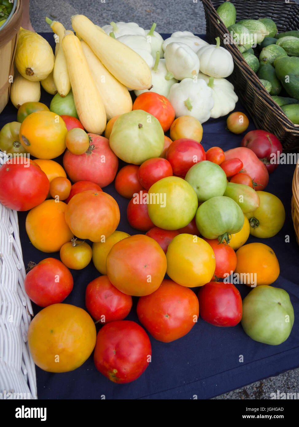 Squash und Tomaten auf Bauern Markt Tisch Stockfoto