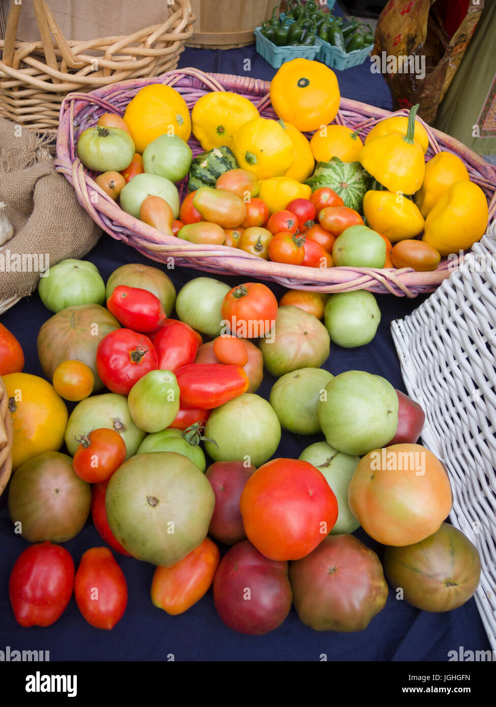 Tomaten und Squash auf Landwirte vermarkten Tabelle Stockfoto