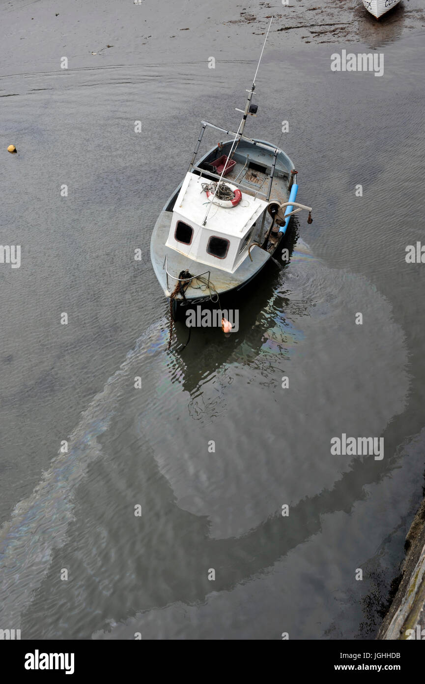 Angeln Boot Trefor Hafen Gwynedd Wales entladen Öl Verschmutzung durch  automatische Bilgenpumpe Stockfotografie - Alamy