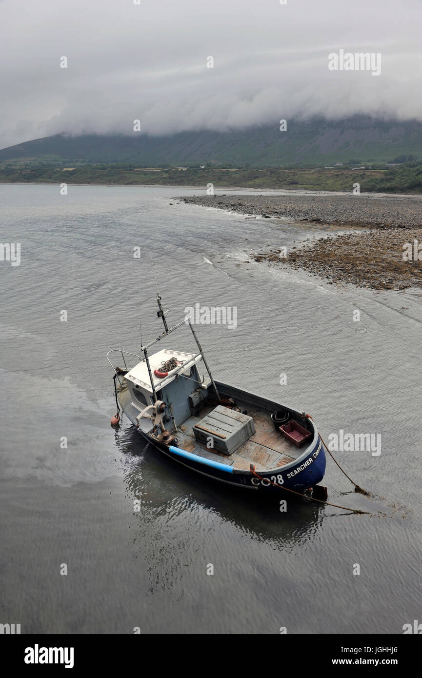 auf Grund Angelboot/Fischerboot, die Ableitung von Wasser und Öl in Trefor Hafen, Gwynedd Wales bei Ebbe zwar über geheilt Stockfoto