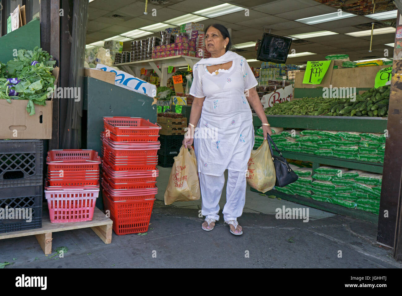 Asiatische Frauen in ethnische Mode einkaufen in einem Supermarkt an der 37th Avenue in Jackson Heights, Queens, New York City. Stockfoto