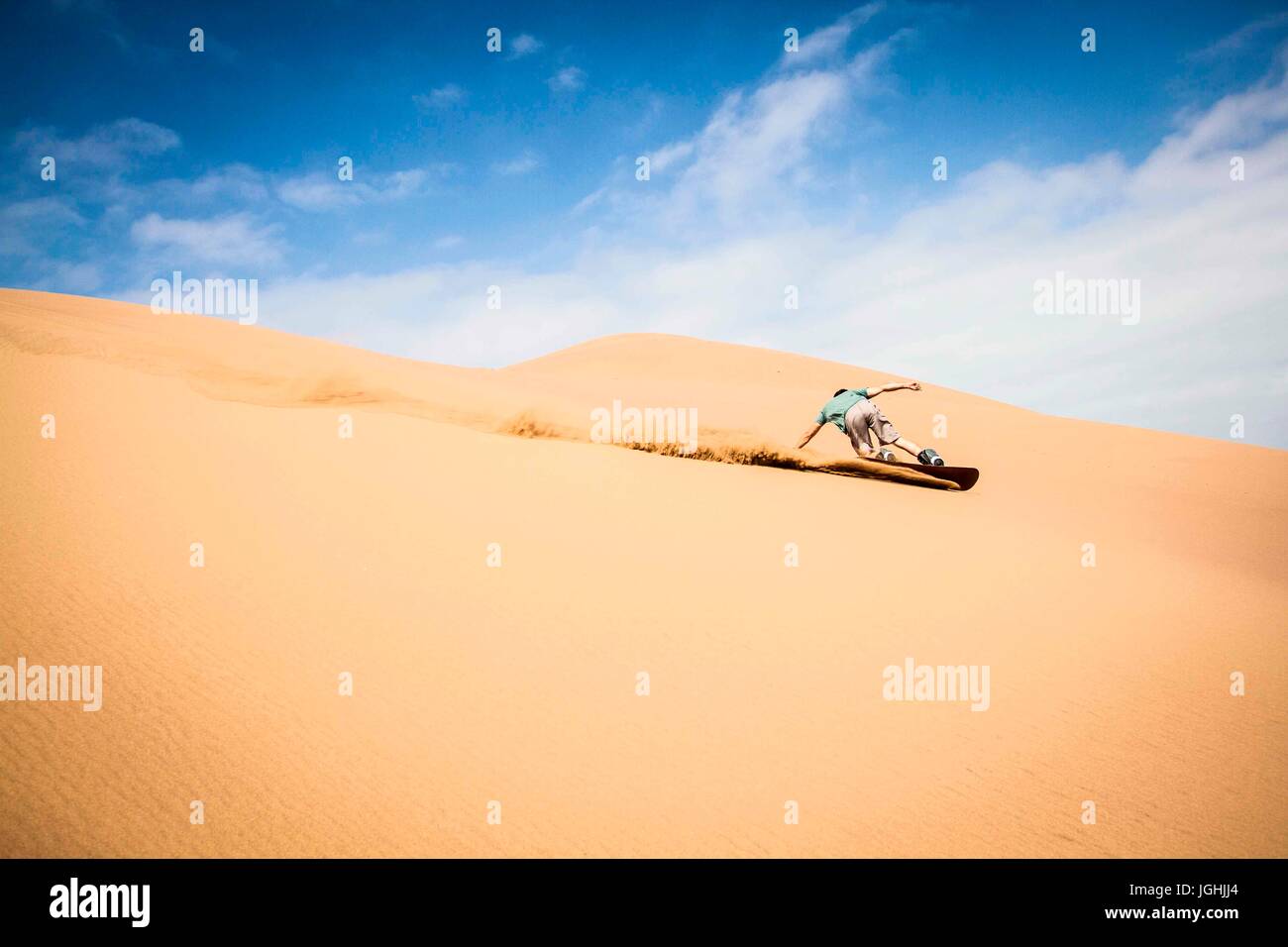 Sandboarders in Cerro Dragon, in der Atacama-Wüste. Iquique, Tarapaca Region, Chile. 18.11.15 Stockfoto