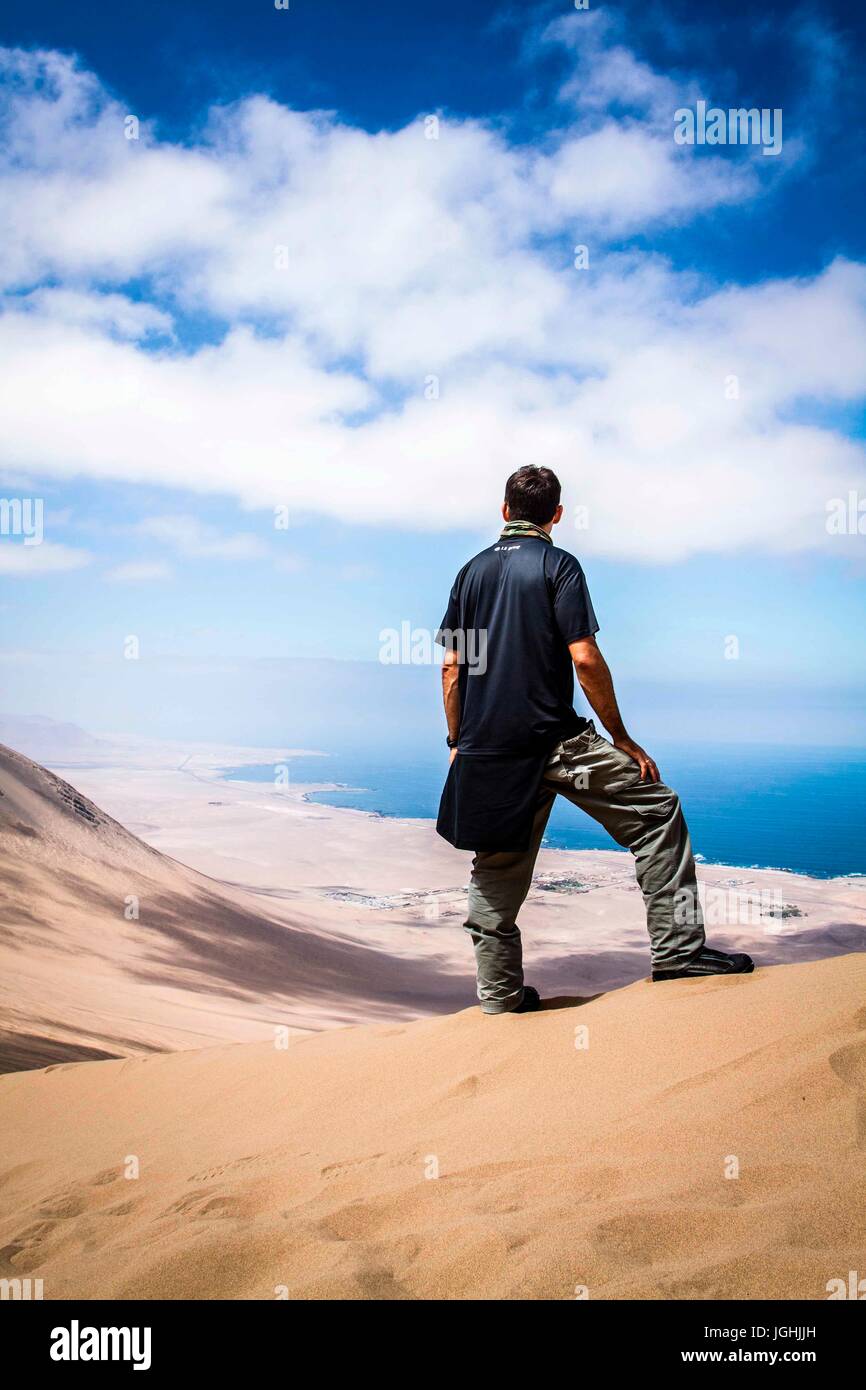Der Mensch in der Sicht von Alto los Verdes,. Iquique, Tarapaca Region, Chile 19.11.15 Stockfoto
