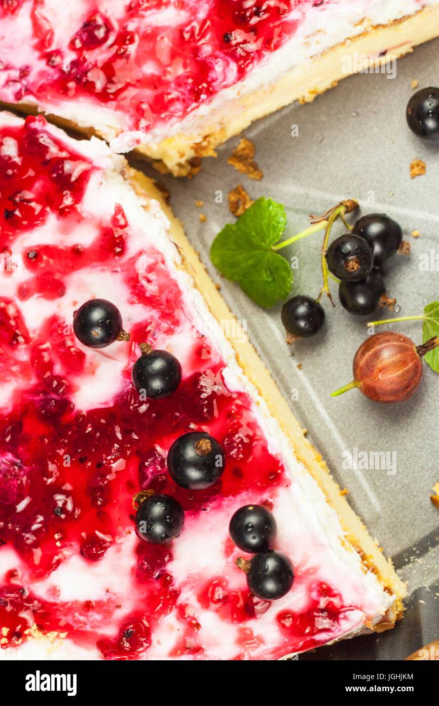 Sommer-Dessert mit Johannisbeeren und Cheesecake-Creme. Gesunder Genuss Stockfoto