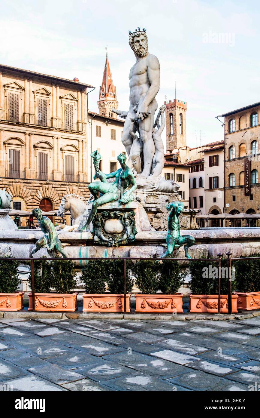 Neptunbrunnen (Fontana del Nettuno) und Palazzo Vecchio (Alter Palast) im Hintergrund. Florenz, Provinz Florenz, Italien. 18.12.2012 Stockfoto