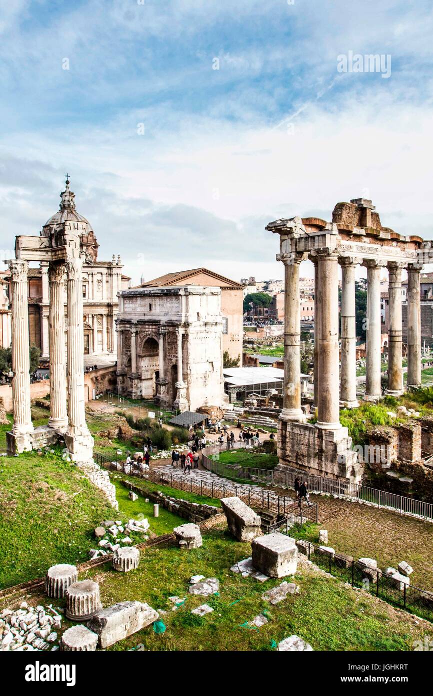 Blick auf das Forum Romanum (Foro Romano) mit den Bogen des Septimius Severus (Arco di Settimio Severo). Rom Provinz Rom, Italien. 23.12.2012 Stockfoto
