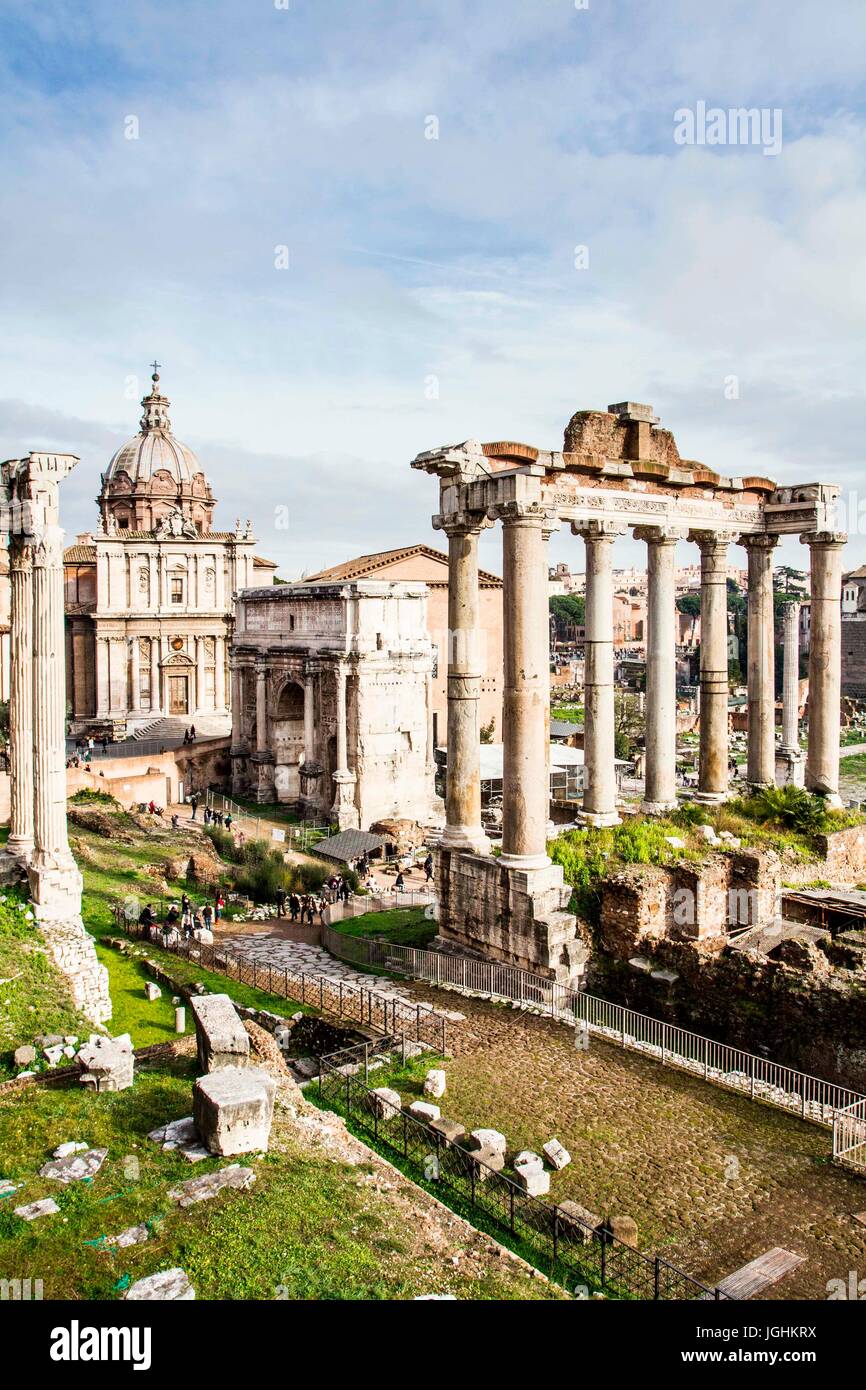 Blick auf das Forum Romanum (Foro Romano) mit den Bogen des Septimius Severus (Arco di Settimio Severo). Rom Provinz Rom, Italien. 23.12.2012 Stockfoto