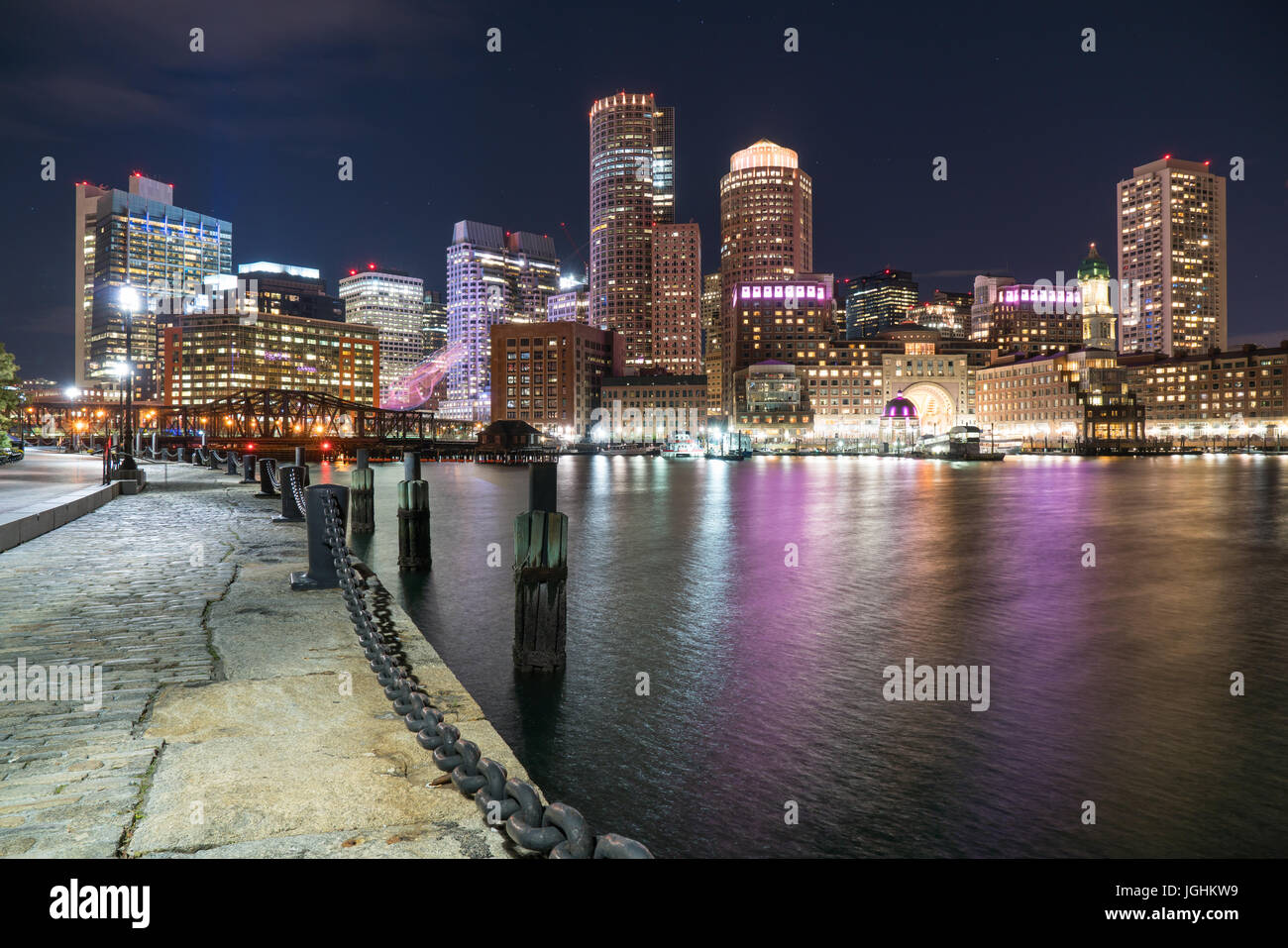 Boston City Skyline bei Nacht vom Fan Pier Park Stockfoto