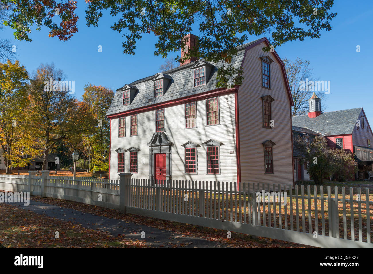 Historischen kolonialen Hause mit einem Gambreldach und weißen Lattenzaun in Deerfield, Massachusetts. Stockfoto