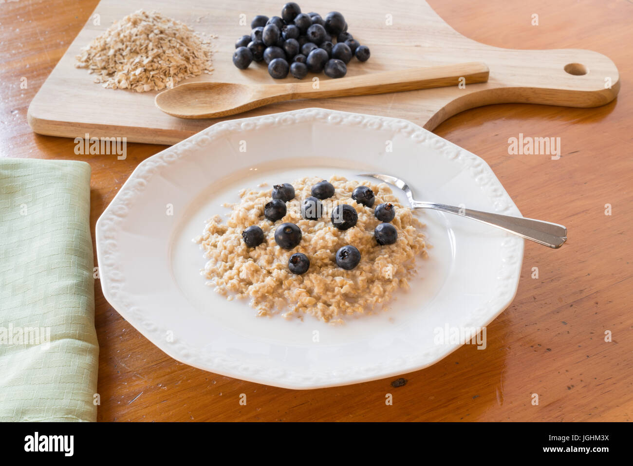 Haferflocken mit Heidelbeeren und Milch in eine Schüssel weiß Stockfoto