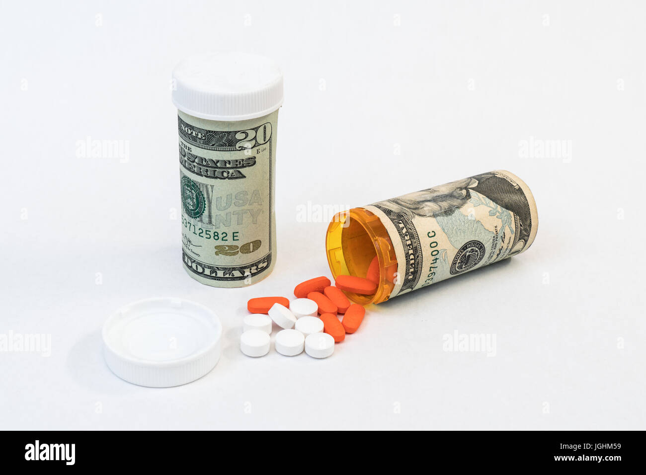 Verschreibungspflichtige Medikamente Flaschen und Pillen mit eingewickelt in Geld bedeuten hohe Kosten. Stockfoto
