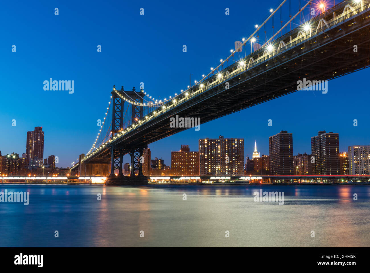 Die Manhattan Bridge bei Nacht vom Brooklyn in New York Stockfoto
