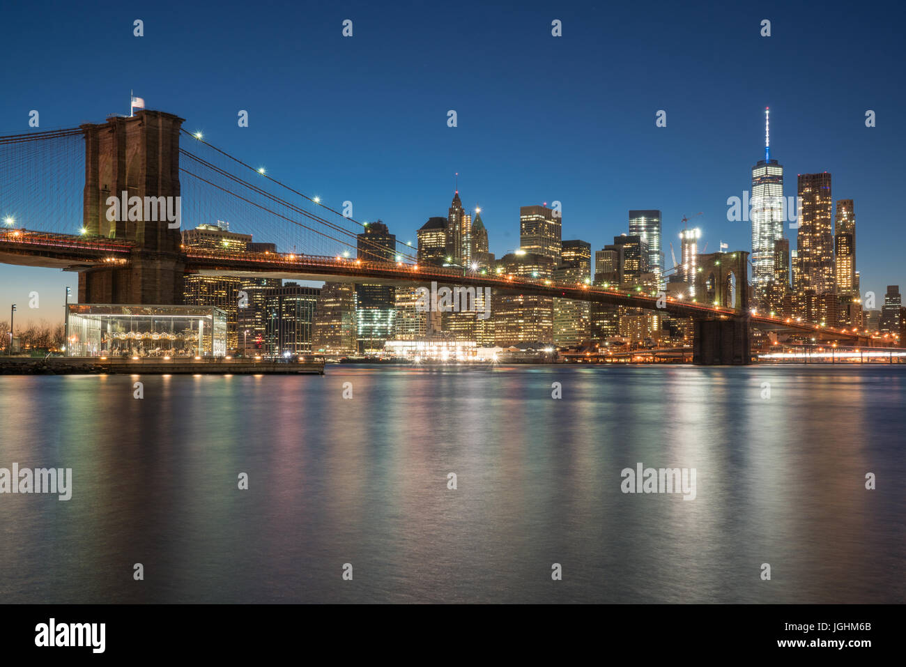 Nacht Skyline von Manattan, New York mit Brooklyn Bridge Stockfoto