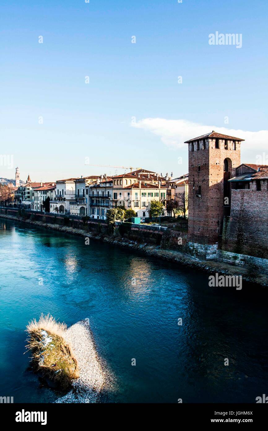Etsch betrachtet von Castelvecchio Brücke (Ponte di Castelvecchio). Verona, Venetien, Italien. 10.12.2012 Stockfoto