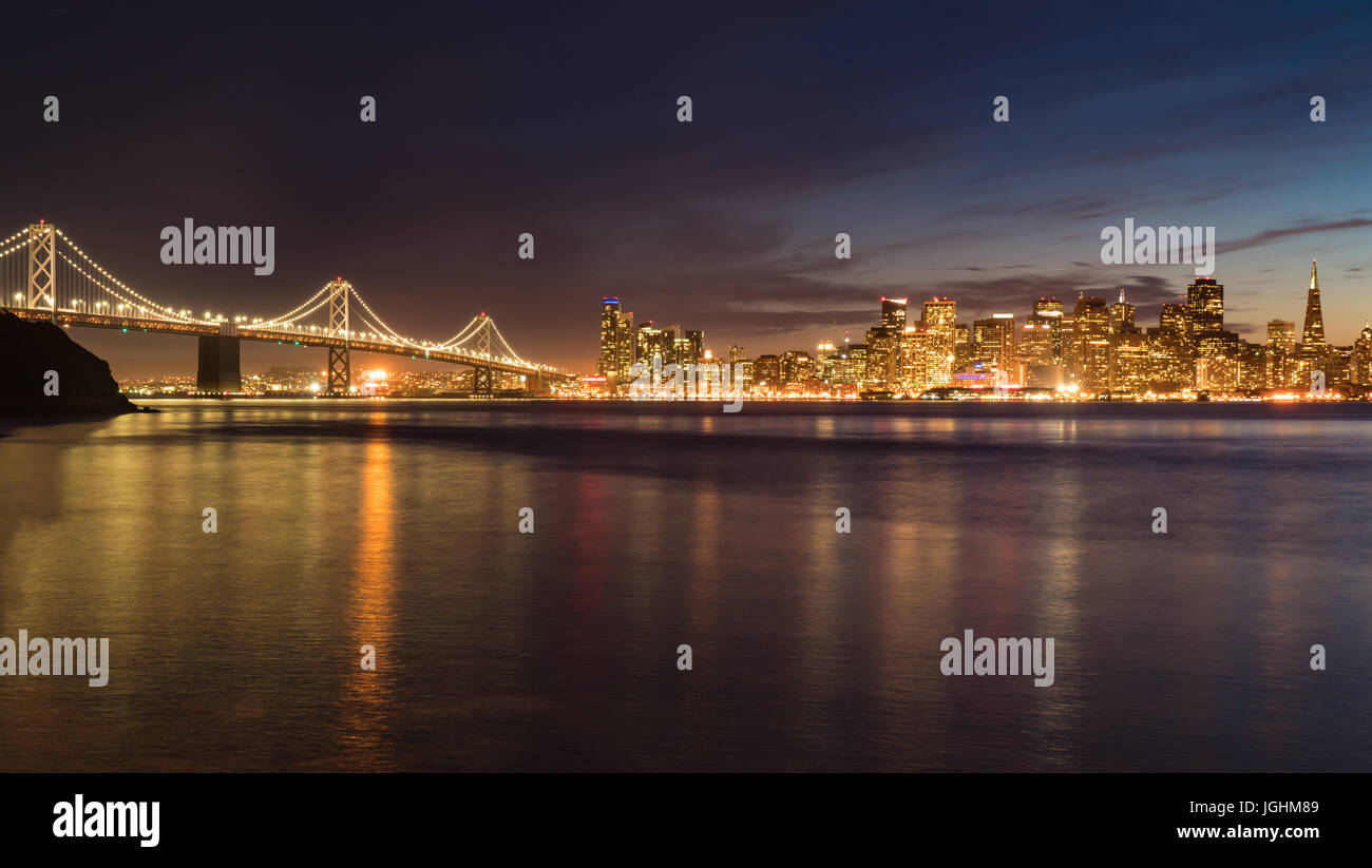 Nacht Stadt Skyline von San Francisco Bay Bridge von Treasure Island Stockfoto