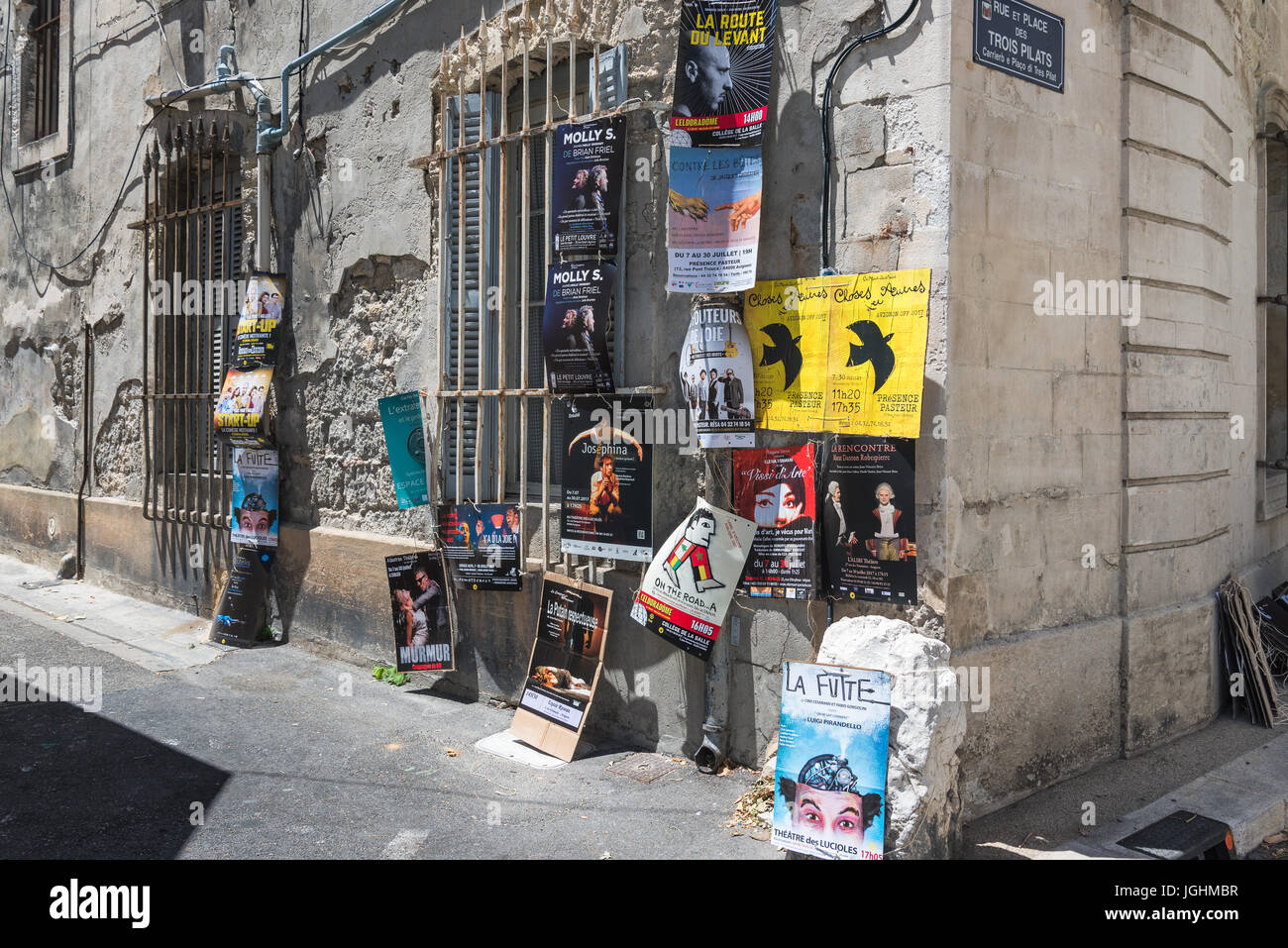 AVIGNON, Frankreich - 5. Juli 2017: Festival d ' Avignon Affiche/Poster. Heute einer der wichtigsten zeitgenössischen darstellenden Kunst-Ereignisse in der Welt. Stockfoto