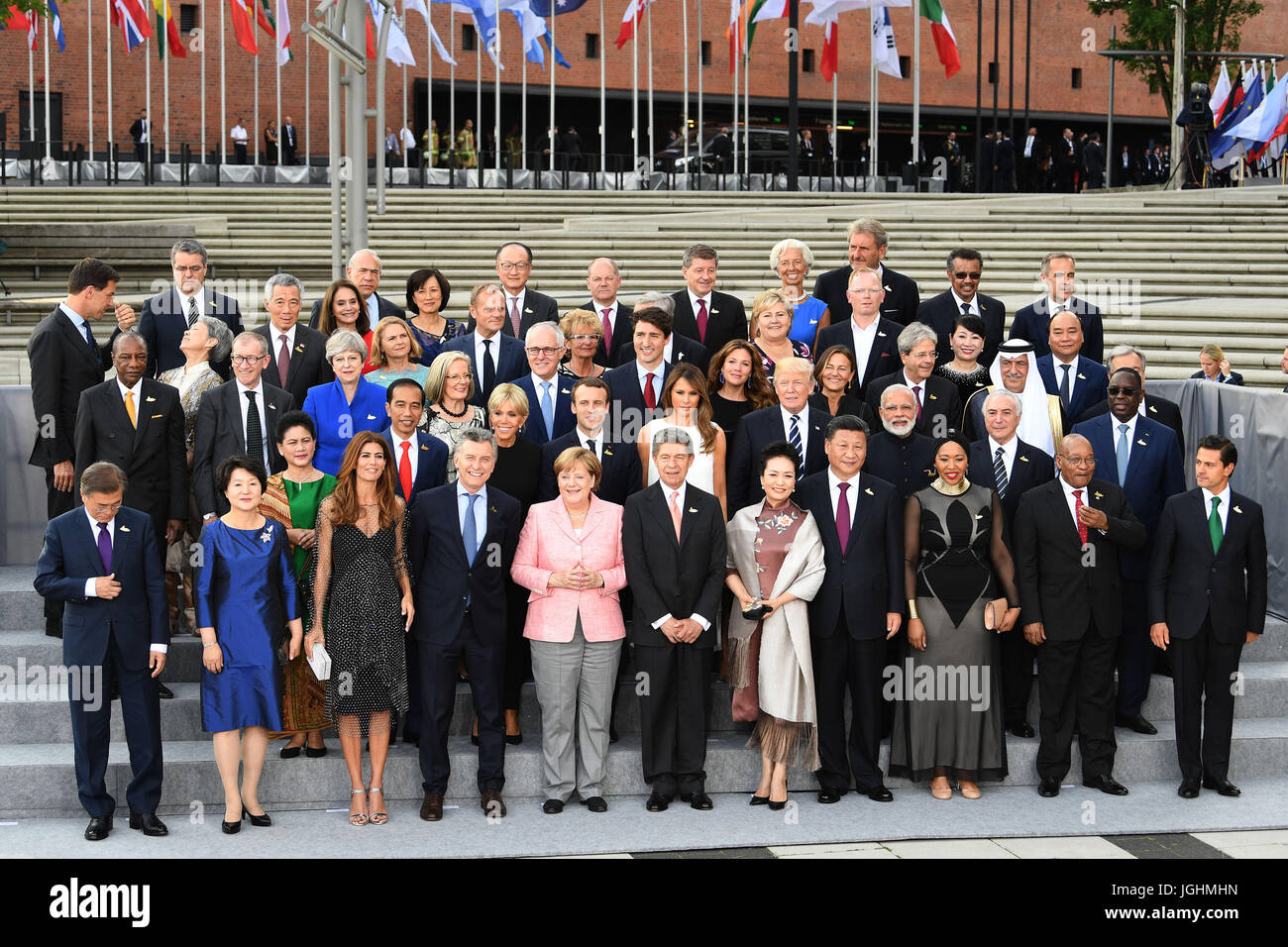 G20-Staats-und Regierungschefs und ihre Ehepartner kommen, um ein Konzert in der Konzerthalle der Elbphilharmonie in Hamburg zu besuchen. Stockfoto