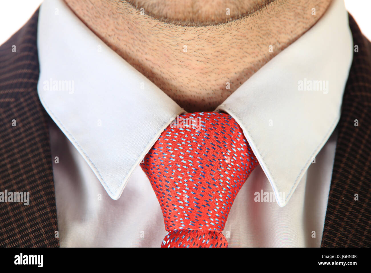 Rote Krawatte Nahaufnahme. Rote Krawatte auf weißen Hemd auf unrasierte Geschäftsmann Hals. Stockfoto