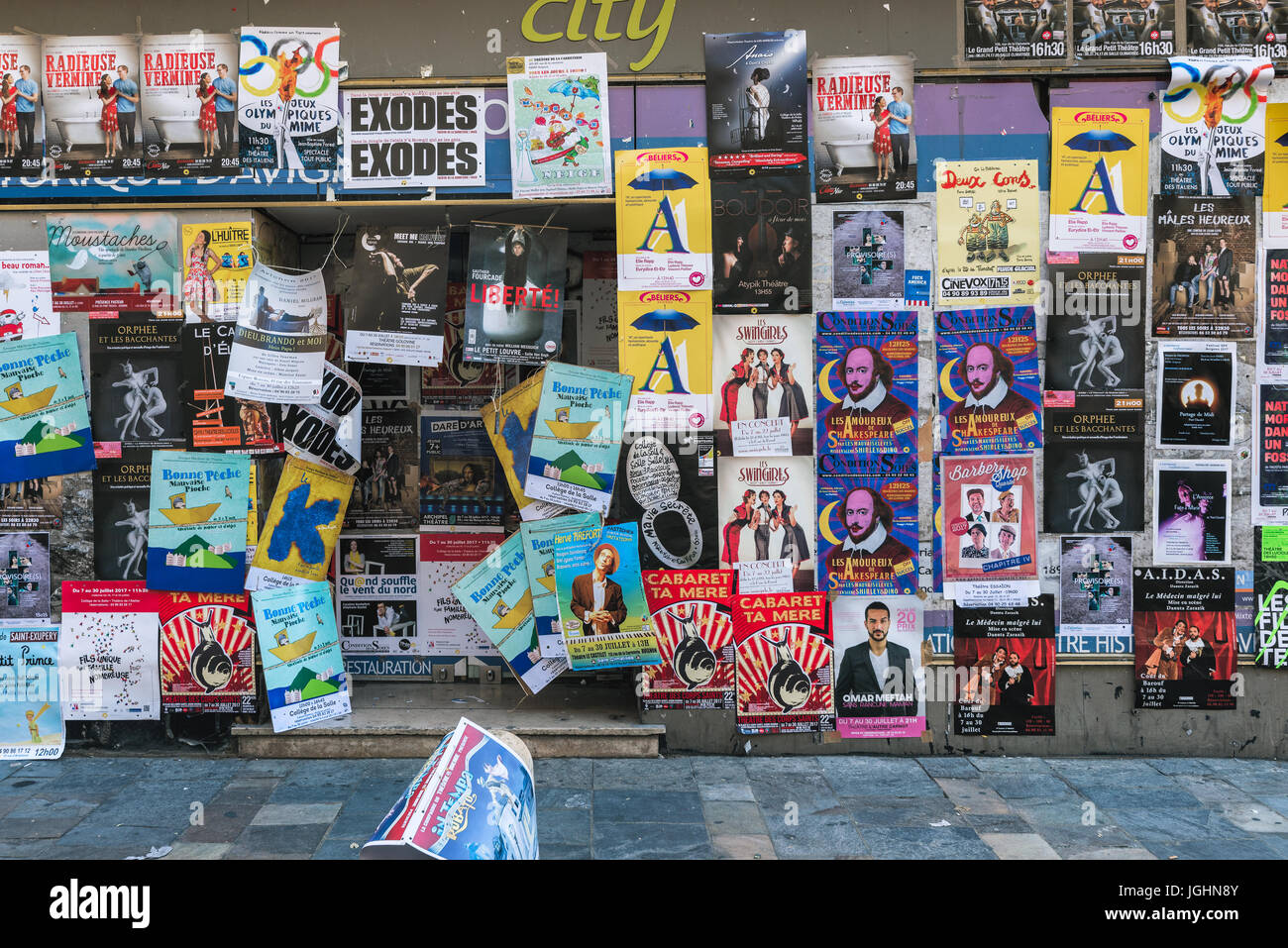 AVIGNON, Frankreich - 5. Juli 2017: Festival d ' Avignon Affiche/Poster. Heute einer der wichtigsten zeitgenössischen darstellenden Kunst-Ereignisse in der Welt. Stockfoto